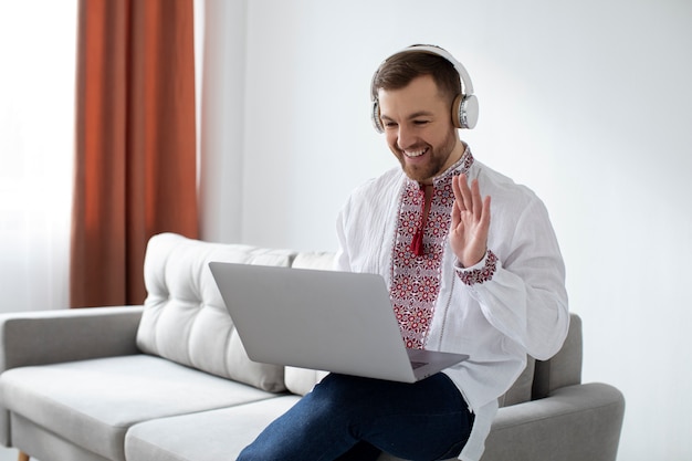 Homem sorridente de tiro médio segurando laptop