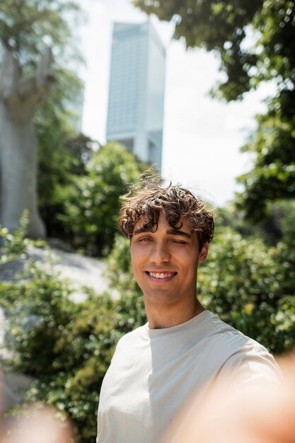 Homem sorridente de tiro médio tirando selfie