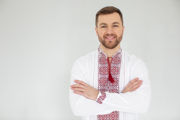 Homem sorridente de tiro médio vestindo camisa tradicional