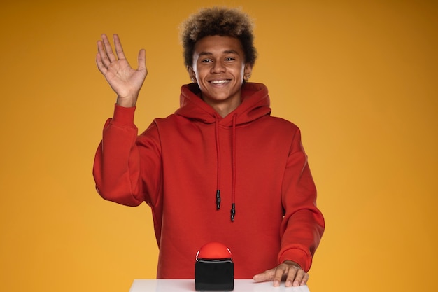 Foto grátis homem sorridente de vista frontal com campainha