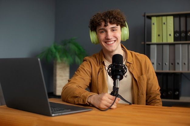 Homem sorridente de vista frontal com fones de ouvido