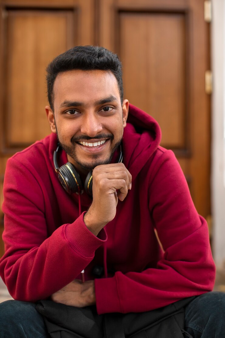 Foto grátis homem sorridente de vista frontal com fones de ouvido