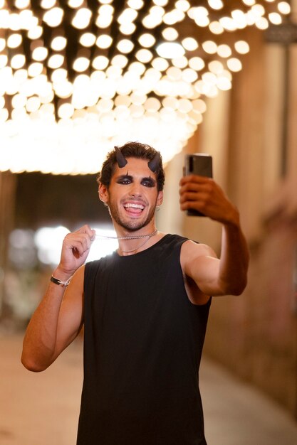 Homem sorridente de vista frontal com telefone