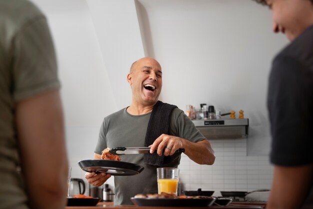 Homem sorridente de vista frontal cozinhando