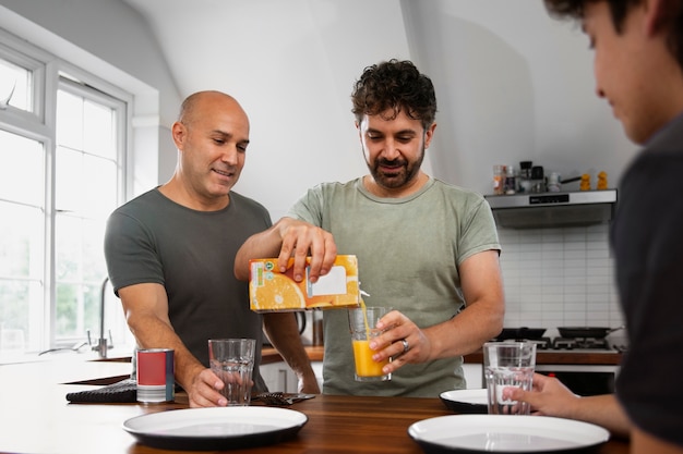 Homem sorridente de vista frontal derramando suco