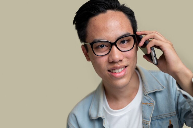 Foto grátis homem sorridente de vista frontal falando no telefone