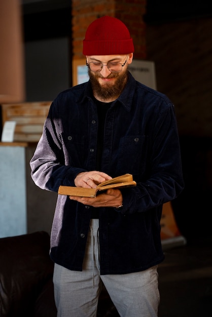 Foto grátis homem sorridente de vista frontal lendo livro