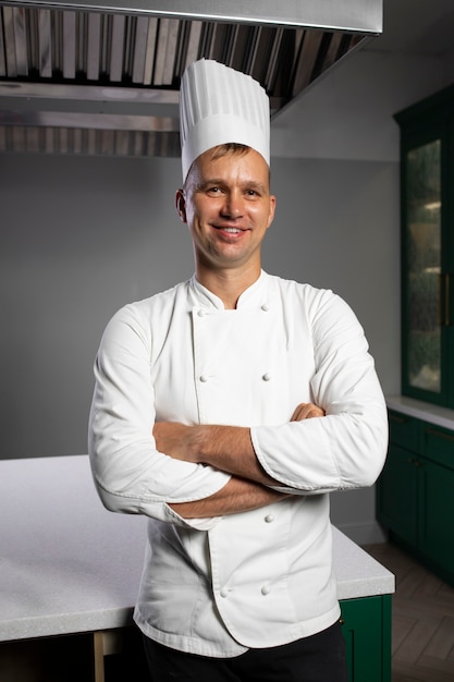 Homem sorridente de vista frontal na cozinha