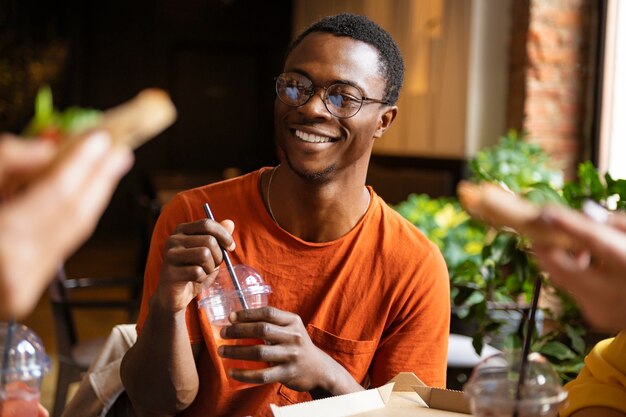 Homem sorridente de vista frontal na mesa