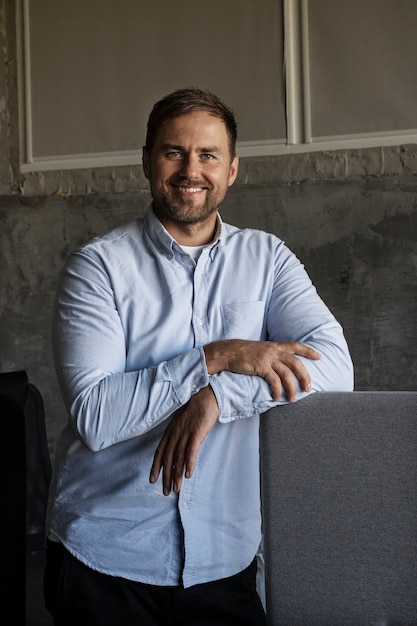 Homem sorridente de vista frontal no trabalho