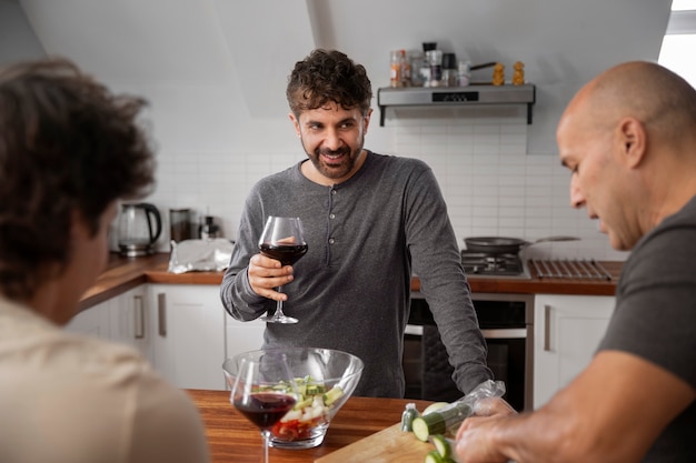 Foto grátis homem sorridente de vista frontal segurando o copo de vinho