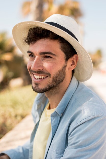 Homem sorridente, desgastando um chapéu