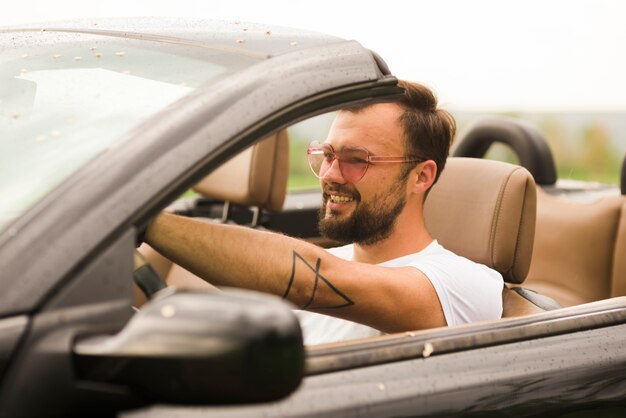 Homem sorridente, dirigindo, um, cabriolet