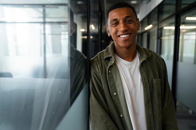 Foto grátis homem sorridente durante seu tempo de trabalho em um trabalho de escritório