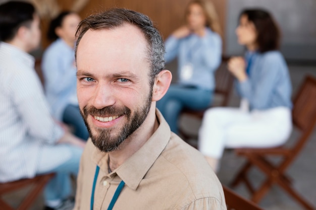 Homem sorridente em terapia de perto