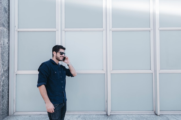 Foto grátis homem sorridente falando no telefone lá fora