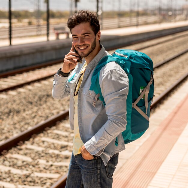 Homem sorridente, falando telefone