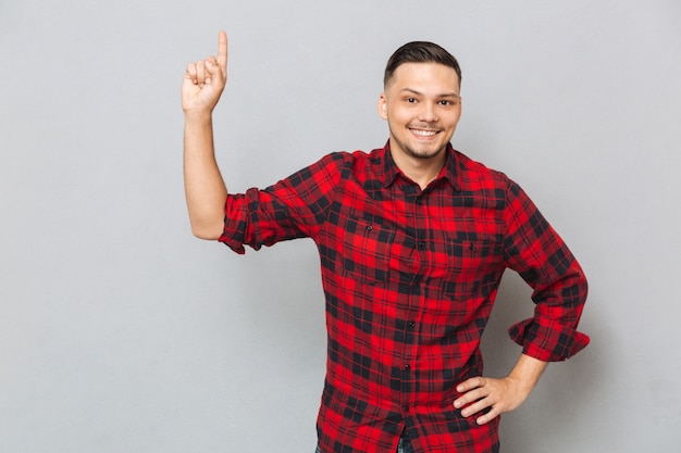 Homem sorridente, mostrando no espaço em branco