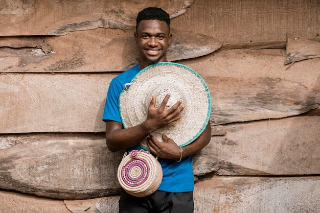 Foto grátis homem sorridente posando com chapéu tiro médio