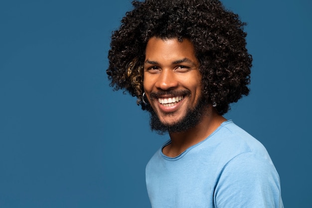 Foto grátis homem sorridente posando em tiro médio de estúdio