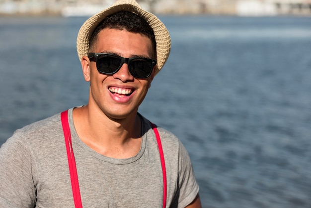 Foto grátis homem sorridente posando na praia