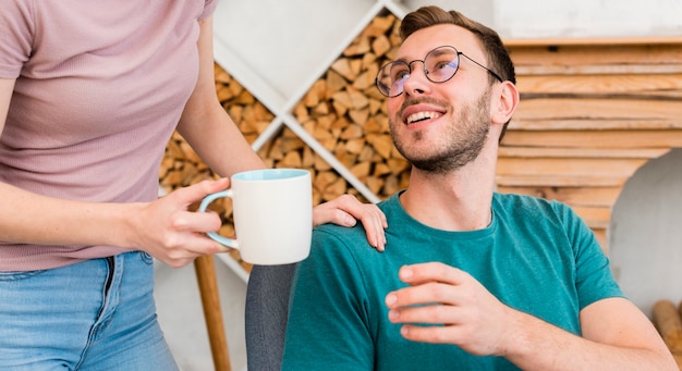 Homem sorridente tomando café na xícara