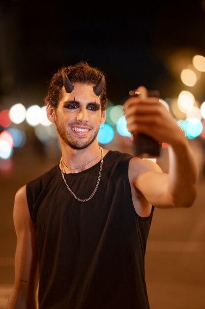 Homem sorridente tomando selfie tiro médio