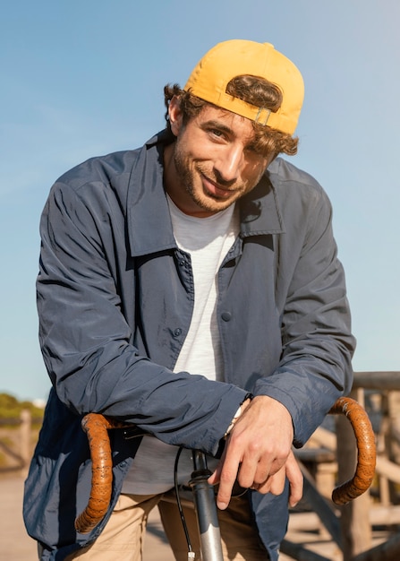 Homem sorridente usando chapéu tiro médio