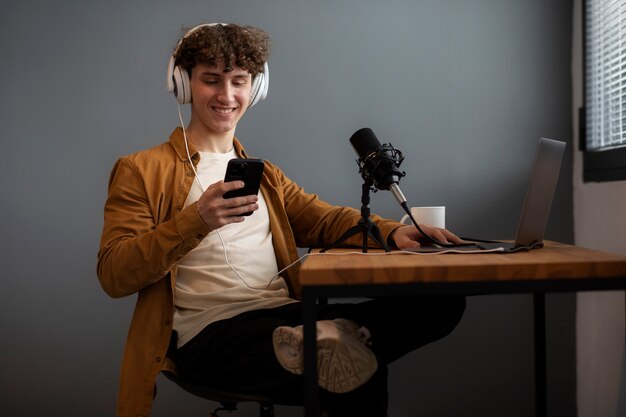 Homem sorridente usando fones de ouvido vista lateral