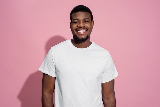 Foto grátis homem sorrindo após a aplicação de tratamento antienvelhecimento