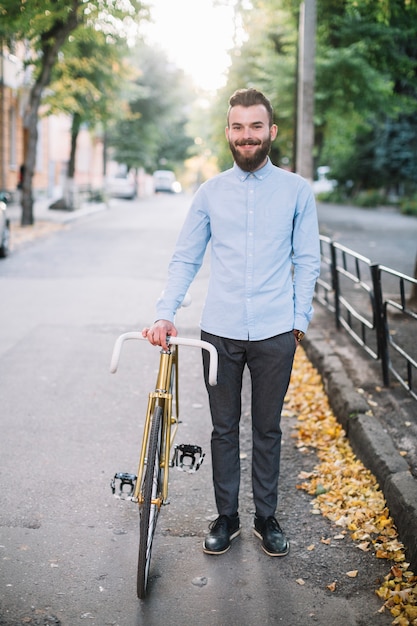 Homem sorrindo com bicicleta