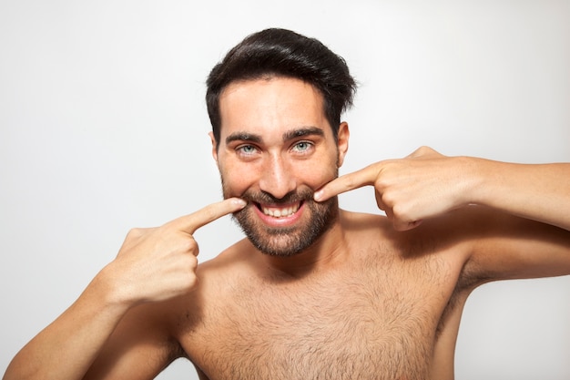 Foto grátis homem sorrindo e posando