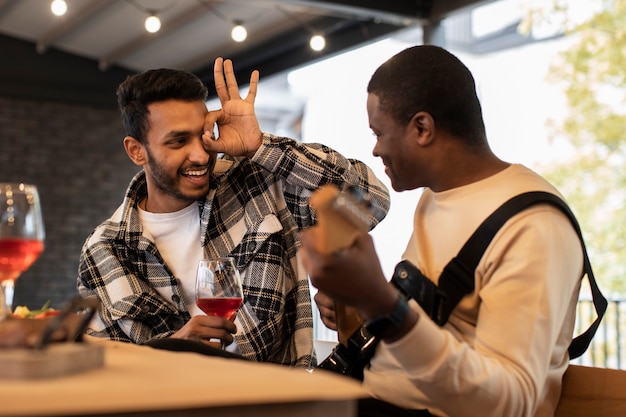 Homem sorrindo e vendo um homem tocando violão em uma festa