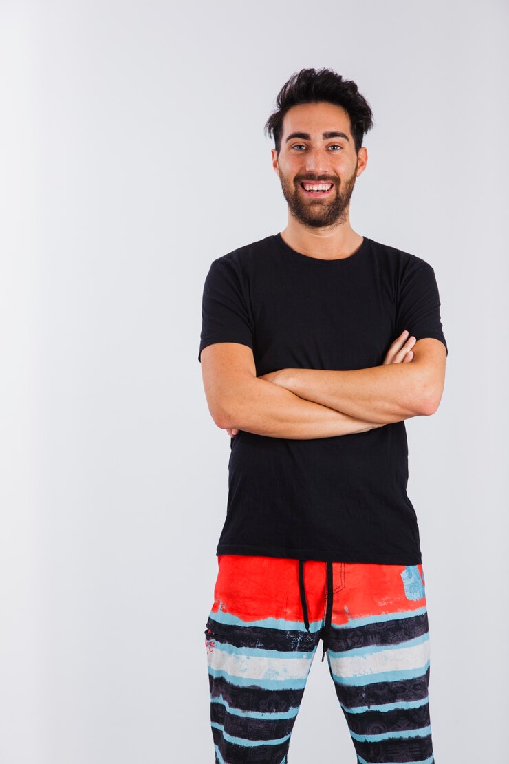 Foto grátis homem sorrindo em roupas de praia