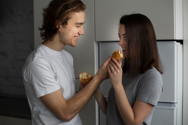 Foto grátis homem sorrindo enquanto alimenta a namorada