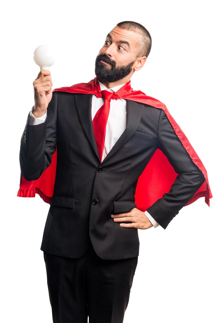 Foto grátis homem super-herói segurando uma lâmpada