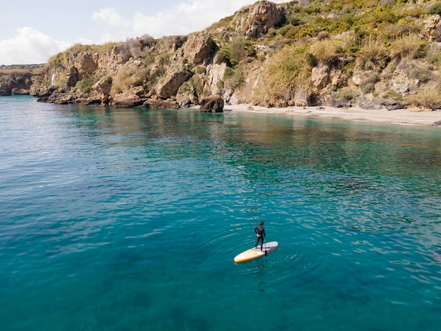 Homem surfando com bela vista panorâmica