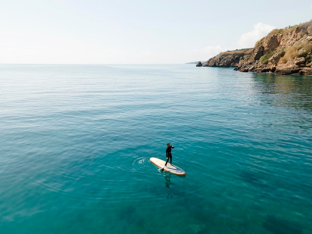 Homem surfando com bela vista