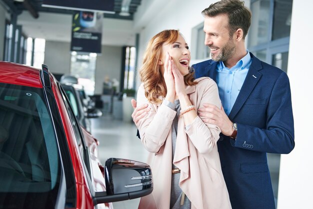 Homem surpreendendo mulher com carro novo