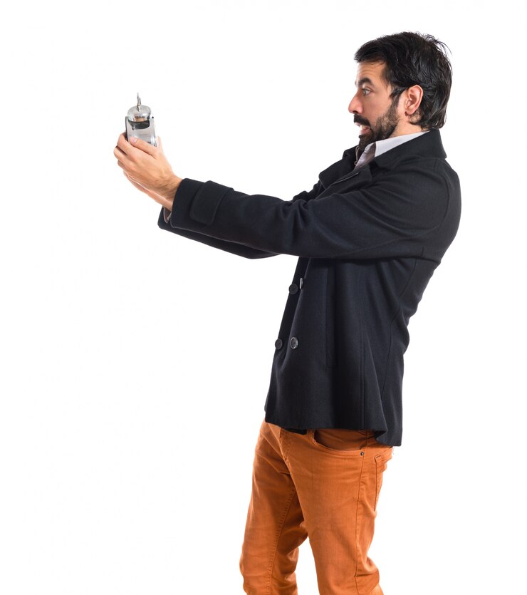 Foto grátis homem surpreendido segurando um relógio
