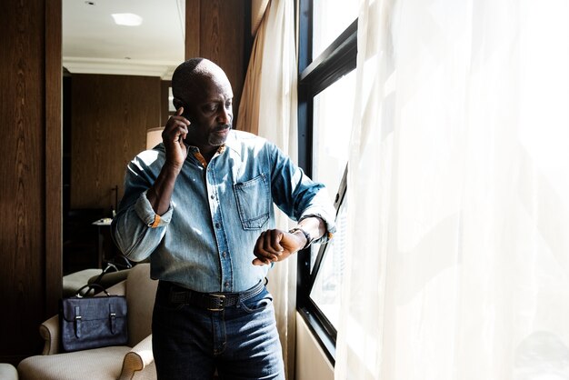 Homem, tempo verificando, de, relógio, em, quarto hotel