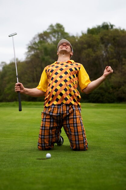 Homem tendo um jogo de golfe ao ar livre