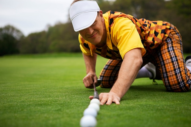 Foto grátis homem tendo um jogo de golfe ao ar livre