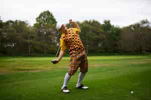 Foto grátis homem tendo um jogo de golfe ao ar livre