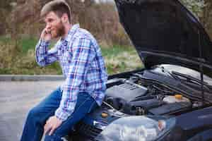 Foto grátis homem tendo um problema com o carro