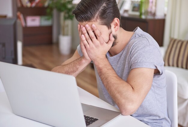 Homem tendo um problema muito sério