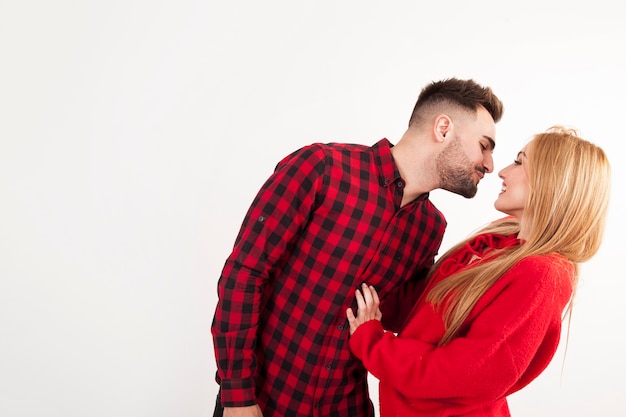 Foto grátis homem tentando beijar mulher