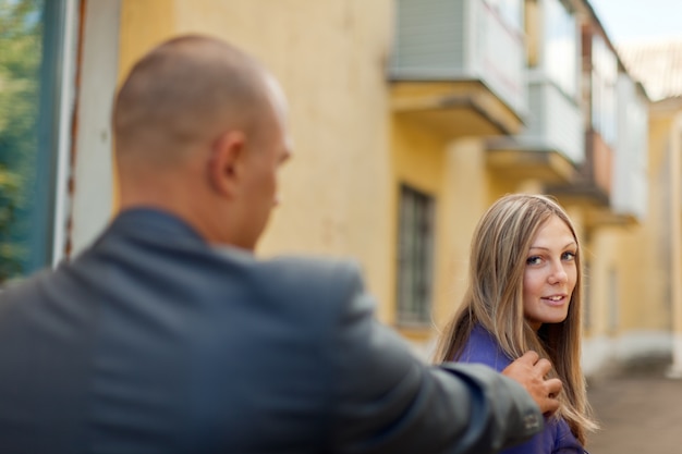 Homem tentando familiarizar-se com uma mulher