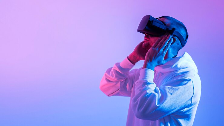 Foto grátis homem tentando um dispositivo futurista