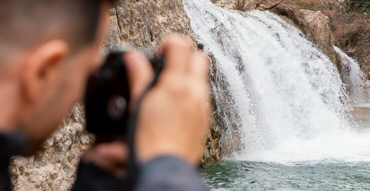 Foto grátis homem tirando fotos da natureza